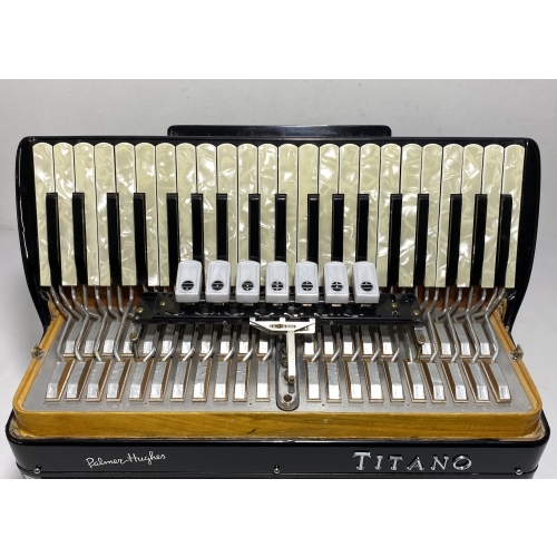 Acordeon Titano Grand - Terça Oitavada - 7/3 Reg. - 9.7 kg - 47,5 cm