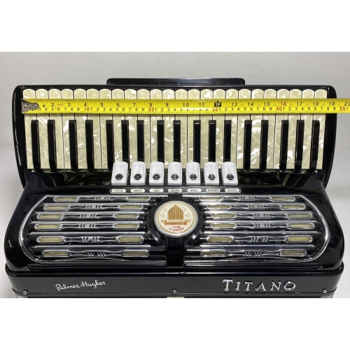 Acordeon Titano Grand - Terça Oitavada - 7/3 Reg. - 9.7 kg - 47,5 cm