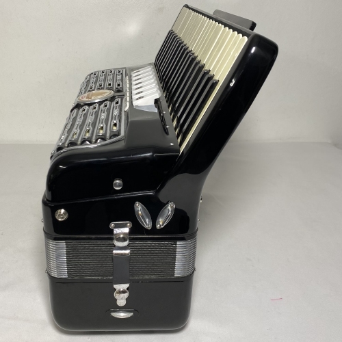 Acordeon Titano Grand - Terça Oitavada - 7/3 Reg. - 9.7 kg - 47,5 cm