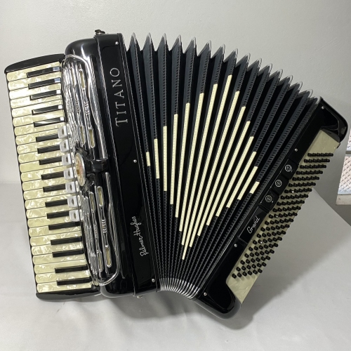 Acordeon Titano Grand - Terça Oitavada - 7/3 Reg. - 9.7 kg - 47,5 cm