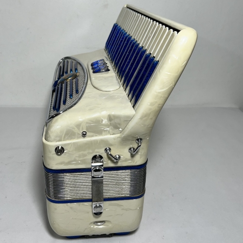 Acordeon Giulietti S 32 -  Segunda de voz - 3/2 Registros - 8.3 kg - 42,5 cm