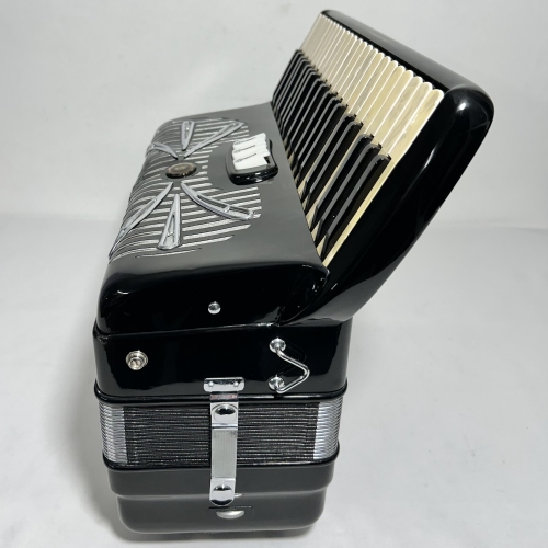 Acordeon Rivoli by Sonola - Segunda de voz - 3/2 Rgeg. - 7.7 kg - 42,5 cm