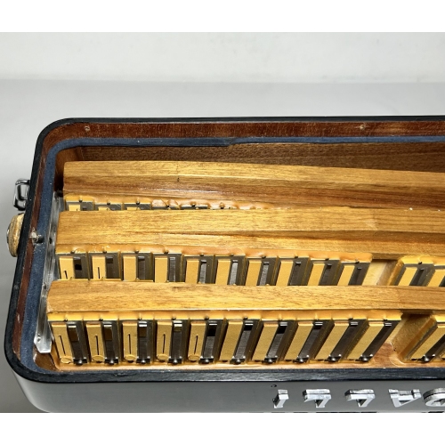 Acordeon Scandalli Model Silvana VII - Terça Oitav. 7/2 Reg. - 9.5 kg - 45,5 cm