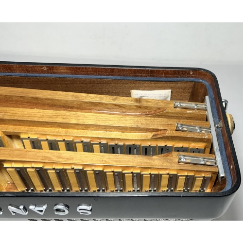 Acordeon Scandalli Model Silvana VII - Terça Oitav. 7/2 Reg. - 9.5 kg - 45,5 cm