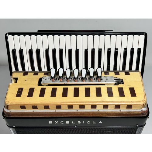 Acordeon Excelsiola Terça Oitavada - 7/3 Reg - 9.5 kg - 44,5 cm