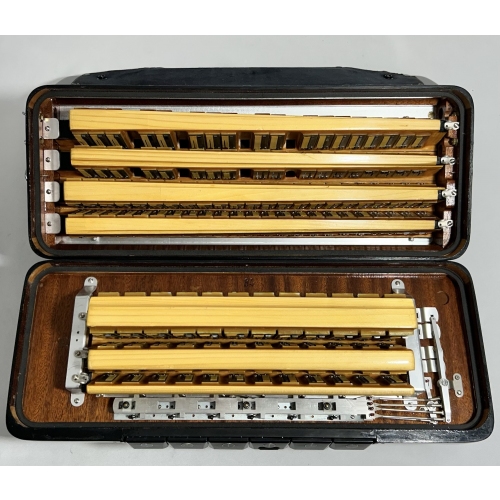 Acordeon Philharmonic - Quarta Polifônica - 13/6 Registros - 11.3 kg - 49 cm