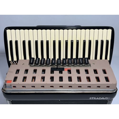 Acordeon Stradavox - Polifônica - 11/5 Registros - 11.7 kg - 49 cm 