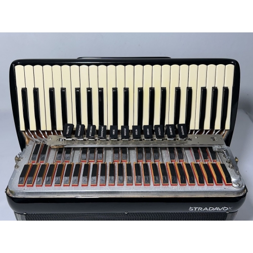 Acordeon Stradavox - Polifônica - 11/5 Registros - 11.7 kg - 49 cm 