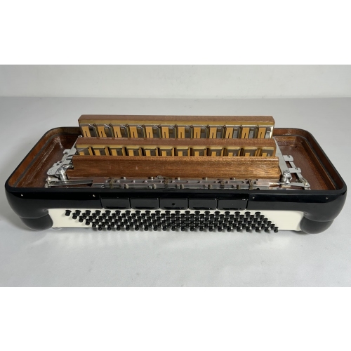 Acordeon Stradavox - Polifônica - 11/5 Registros - 11.7 kg - 49 cm 