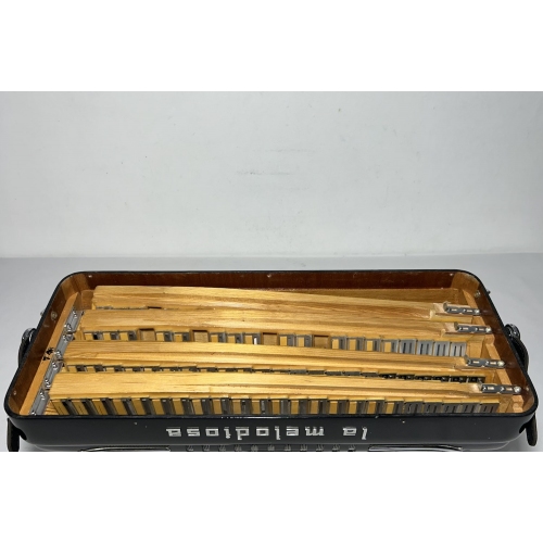 Acordeon La Melodiosa - Quarta Oitavada - 11 kg - 9/3 Reg. - 48,5 cm