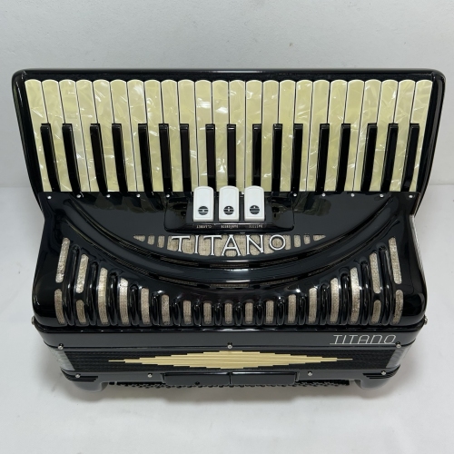 Acordeon Titano - Segunda de voz - 3/2 Registros - 7.9 kg -  43 cm