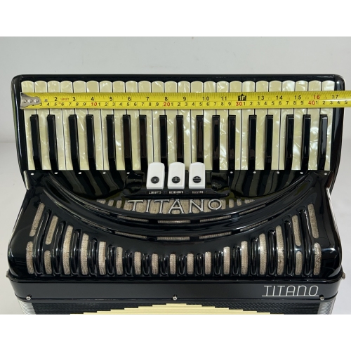 Acordeon Titano - Segunda de voz - 3/2 Registros - 7.9 kg -  43 cm