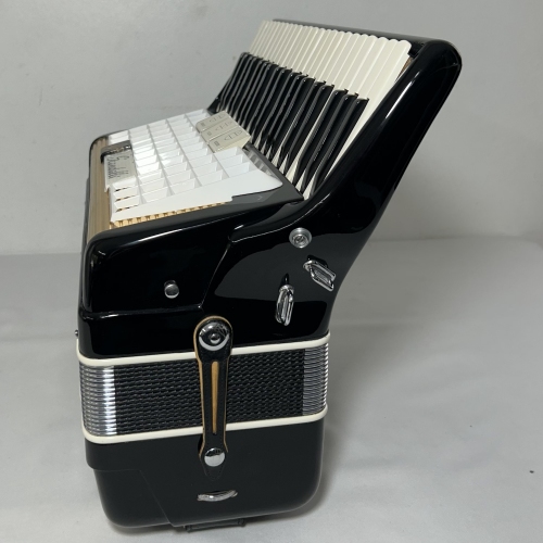 Acordeon Scandalli Favo de Mel - Segunda - 3/2 Reg. - 7.2 kg - 40,5 cm