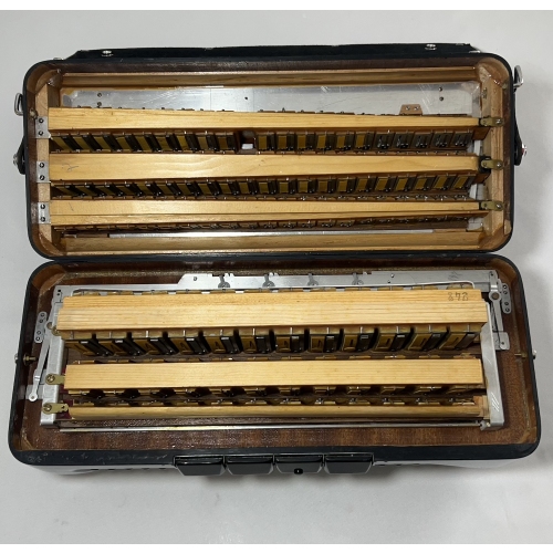 Acordeon Giulietti M74 - Terça Oitav. 7/4 Reg. - 9 kg - 44,5 cm