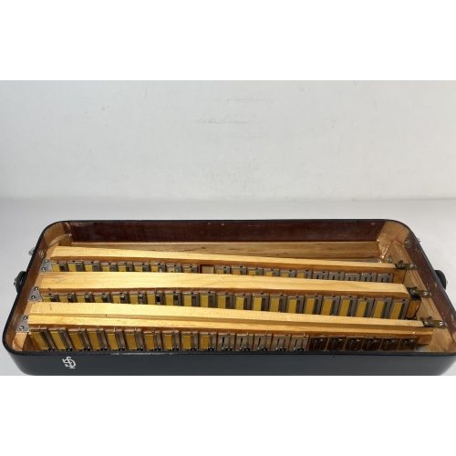 Acordeon Giulietti M74 - Terça Oitav. 7/4 Reg. - 9 kg - 44,5 cm