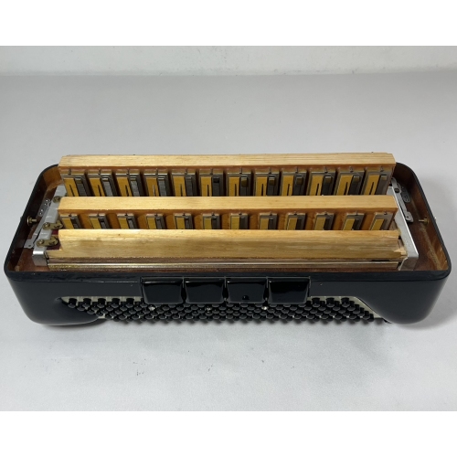 Acordeon Giulietti M74 - Terça Oitav. 7/4 Reg. - 9 kg - 44,5 cm