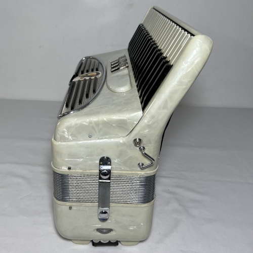 Acordeon Giulietti S 32 -  Segunda de voz - 3/2 Registros - 8.2 kg - 42,5 cm