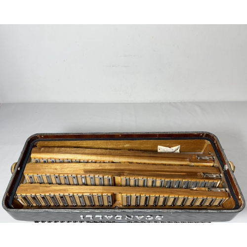 Acordeon Scandalli - Mod Silvana V - Terça Oitav. - 5/2 Reg - 9.3 kg - 43 cm