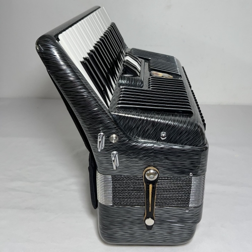 Acordeon Scandalli - Mod Silvana V - Terça Oitav. - 5/2 Reg - 9.3 kg - 43 cm