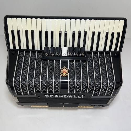 Acordeon Scandalli Mod 137 M - Terça Violin - 7/2 Reg. - 11 kg - 49 cm