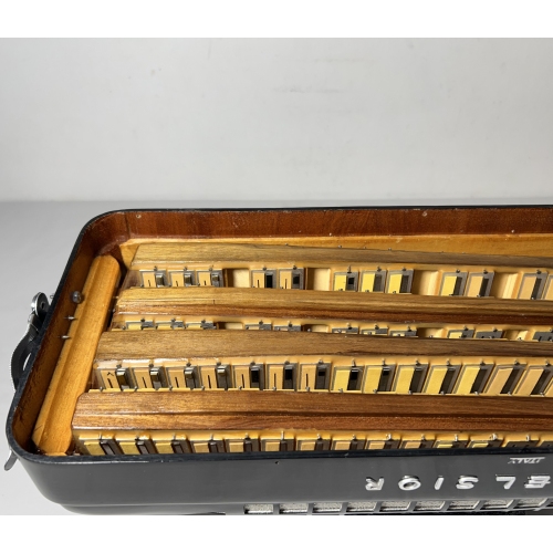 Acordeon Excelsior Model A2 - Quarta Oitavada - 11/4 Reg. - 10.9 kg - 49 cm